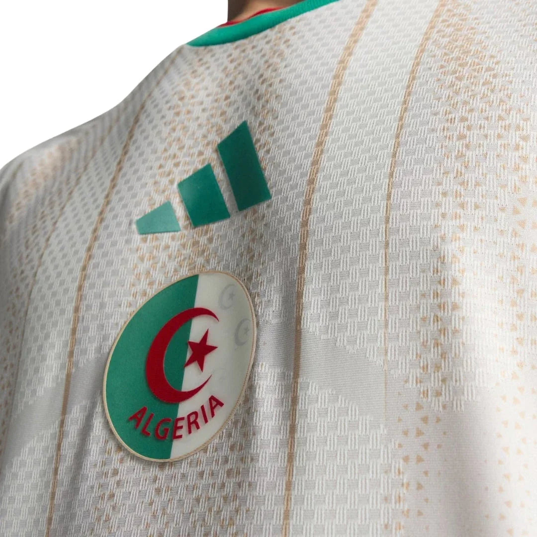 Camiseta oficial de fútbol Argelia 2026 Adidas blanca, escudo y detalles dorados, Reino del Futbol