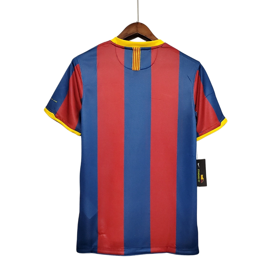 Camiseta de fútbol azul y granate con rayas verticales y detalles amarillos, Reino del Futbol