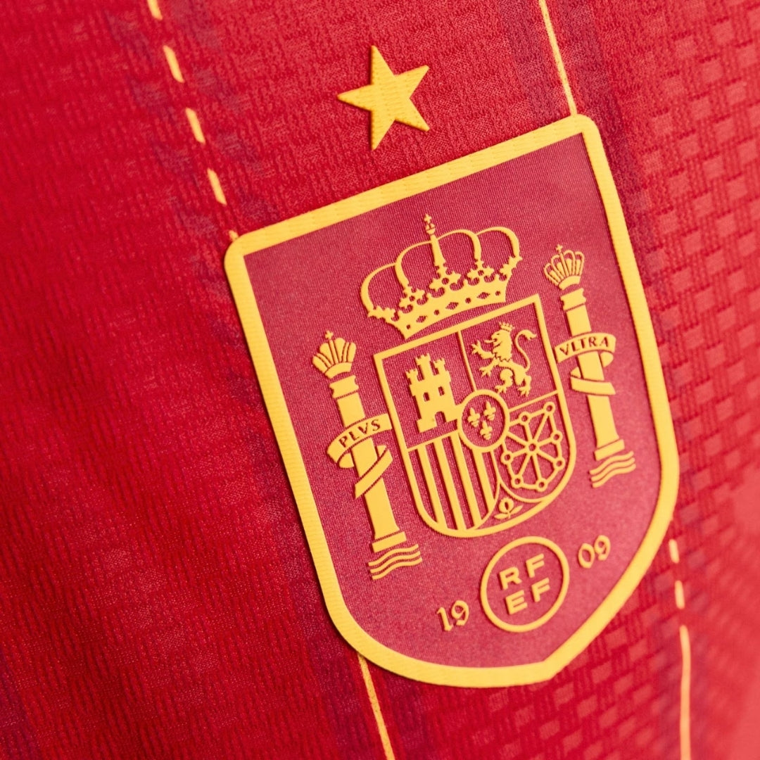 Detalle escudo selección España 2026 en camiseta roja, Reino del Futbol