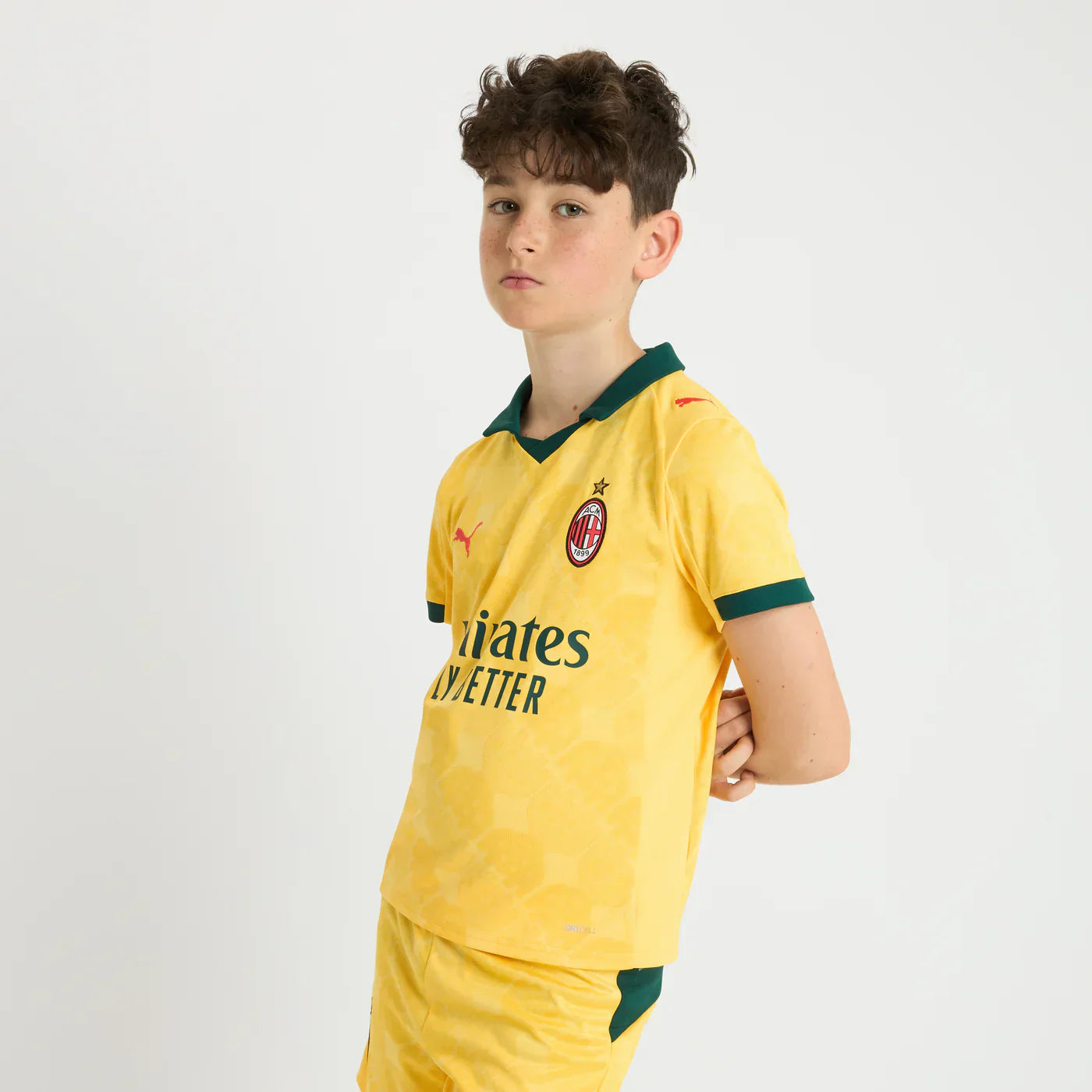 CAMISETA Y PANTALON CORTO PARA NIÑO AC MILAN THIRD 25/26 - CON MEDIAS