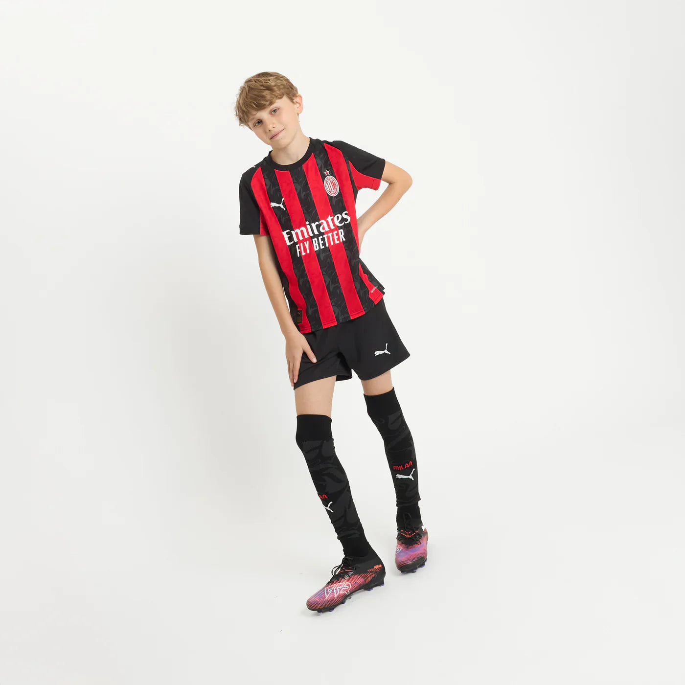 CAMISETA Y PANTALON CORTO PARA NIÑO AC MILAN HOME 25/26 - CON MEDIAS