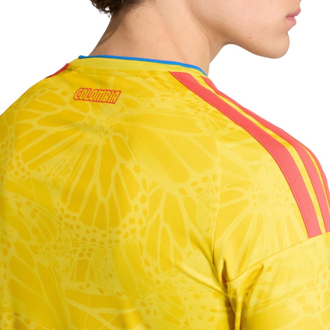 Camiseta de fútbol Colombia amarilla con detalles rojos y estampado de mariposa, Reino del Futbol