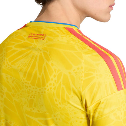 Camiseta de fútbol Colombia amarilla con detalles rojos y estampado de mariposa, Reino del Futbol