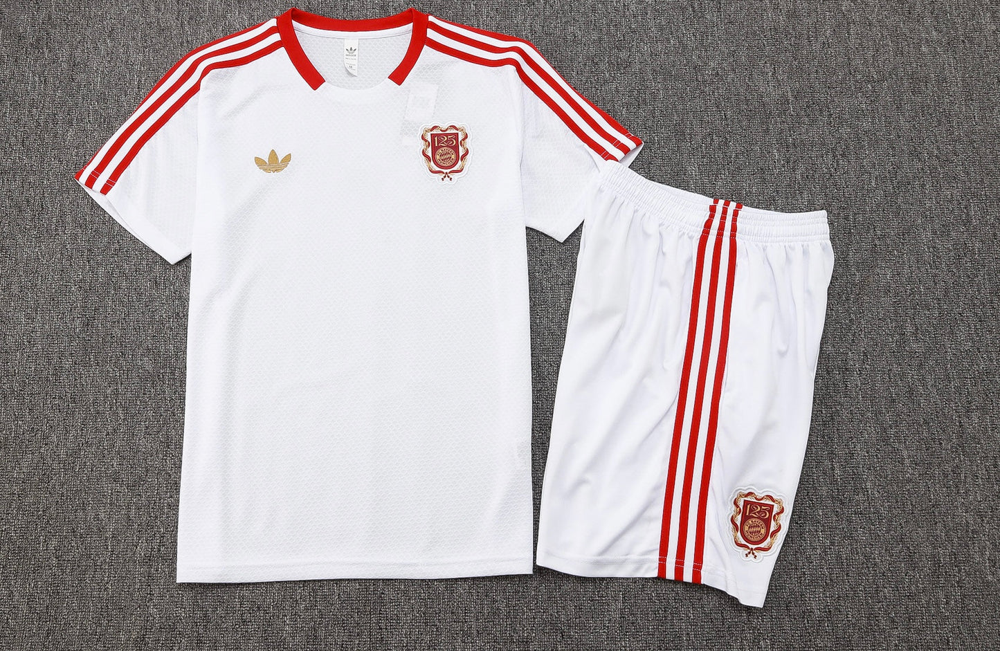 CAMISETA Y PANTALÓN CORTO ENTRENAMIENTO BAYERN 25/26