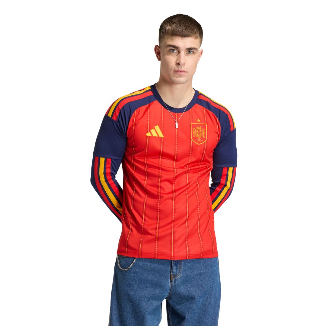 Hombre con camiseta de la selección España Adidas roja, fondo blanco, Reino del Futbol