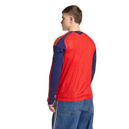 Hombre de espaldas con camiseta de fútbol roja y azul, Reino del Futbol, fondo blanco