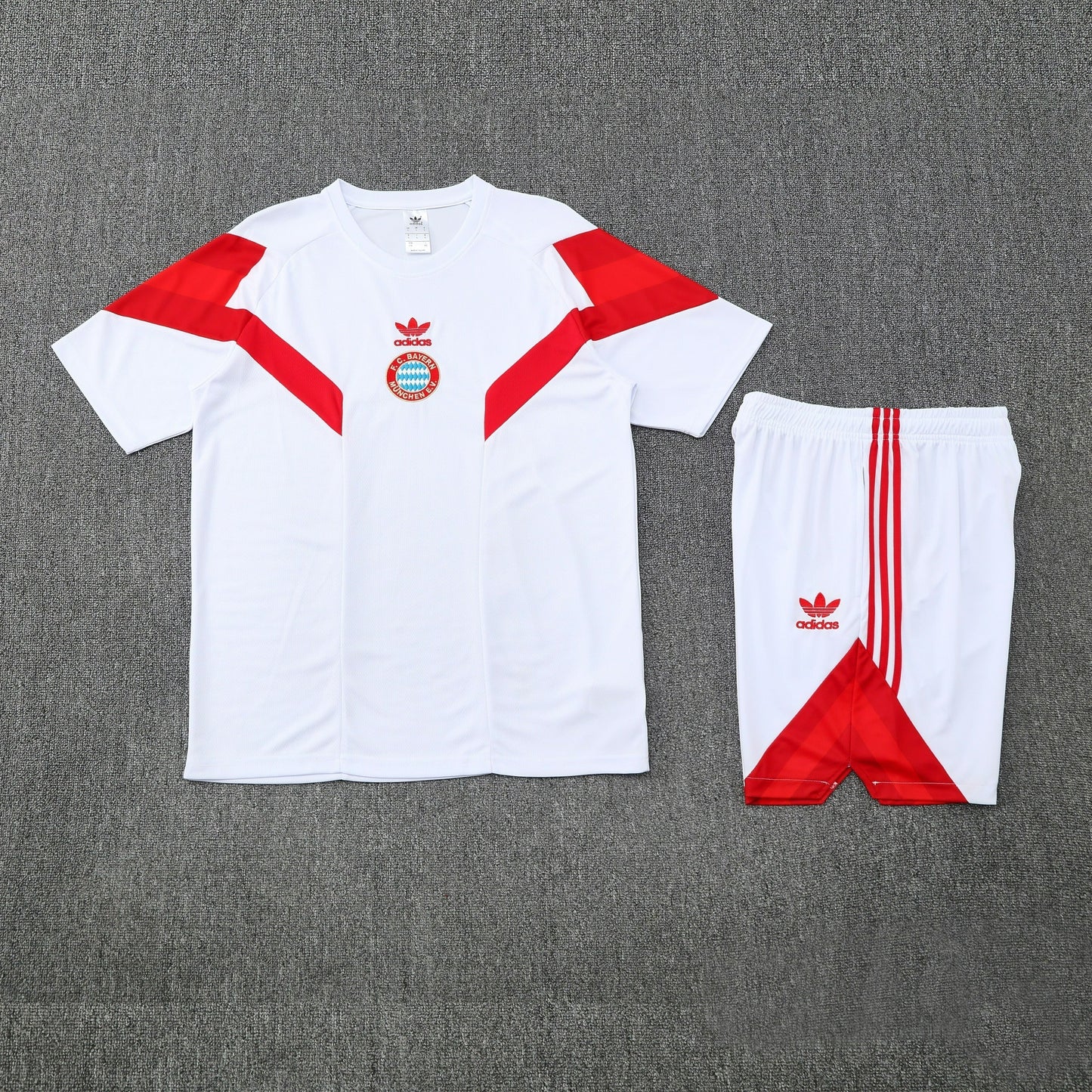 CAMISETA Y PANTALÓN CORTO ENTRENAMIENTO BAYERN 25/26
