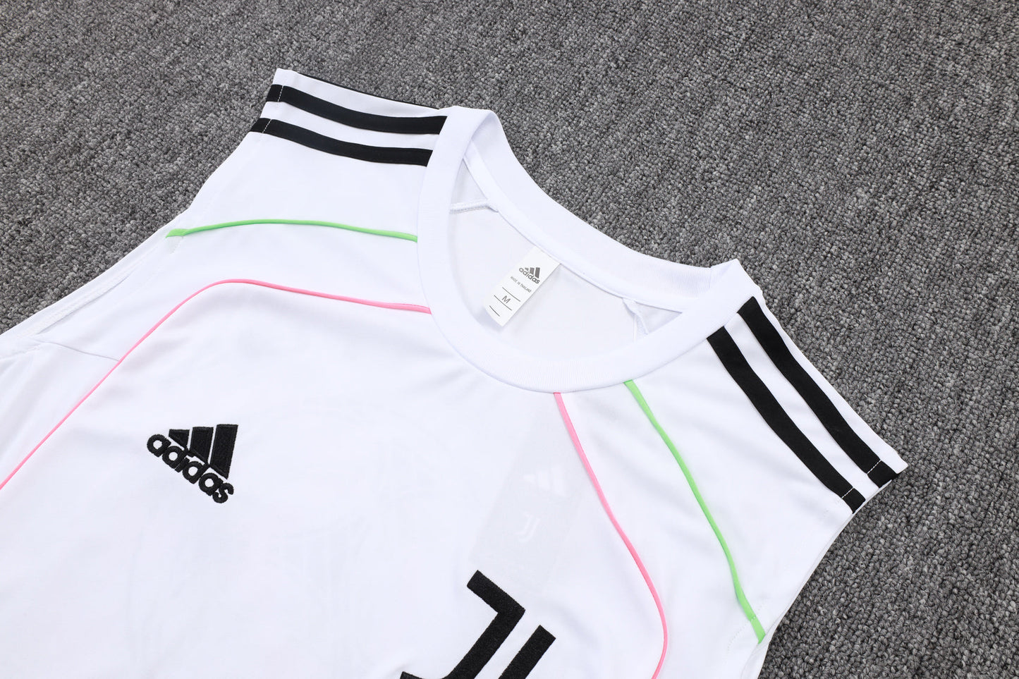 CAMISETA Y PANTALÓN CORTO ENTRENAMIENTO JUVENTUS 25/26