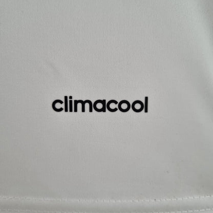 Detalle de tela blanca de camiseta de fútbol europea con logo Climacool, Reino del Futbol
