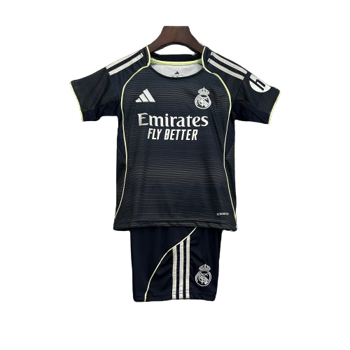 Conjunto de camiseta y short de fútbol Real Madrid negro, disponible en Reino del Futbol.