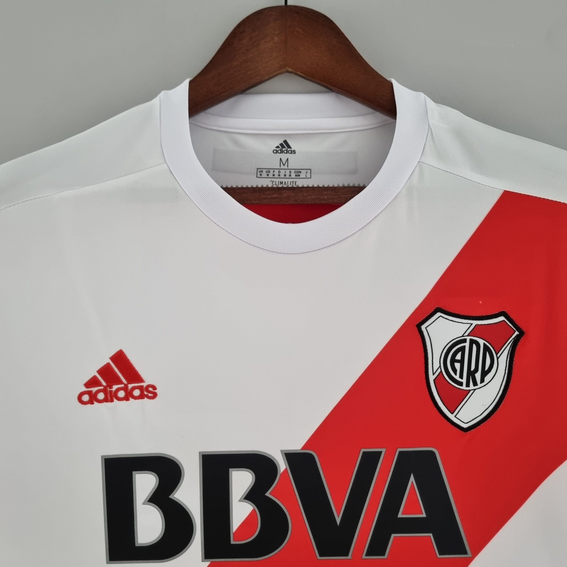 Camiseta de fútbol River Plate Adidas blanca con banda roja y escudo, venta Reino del Futbol