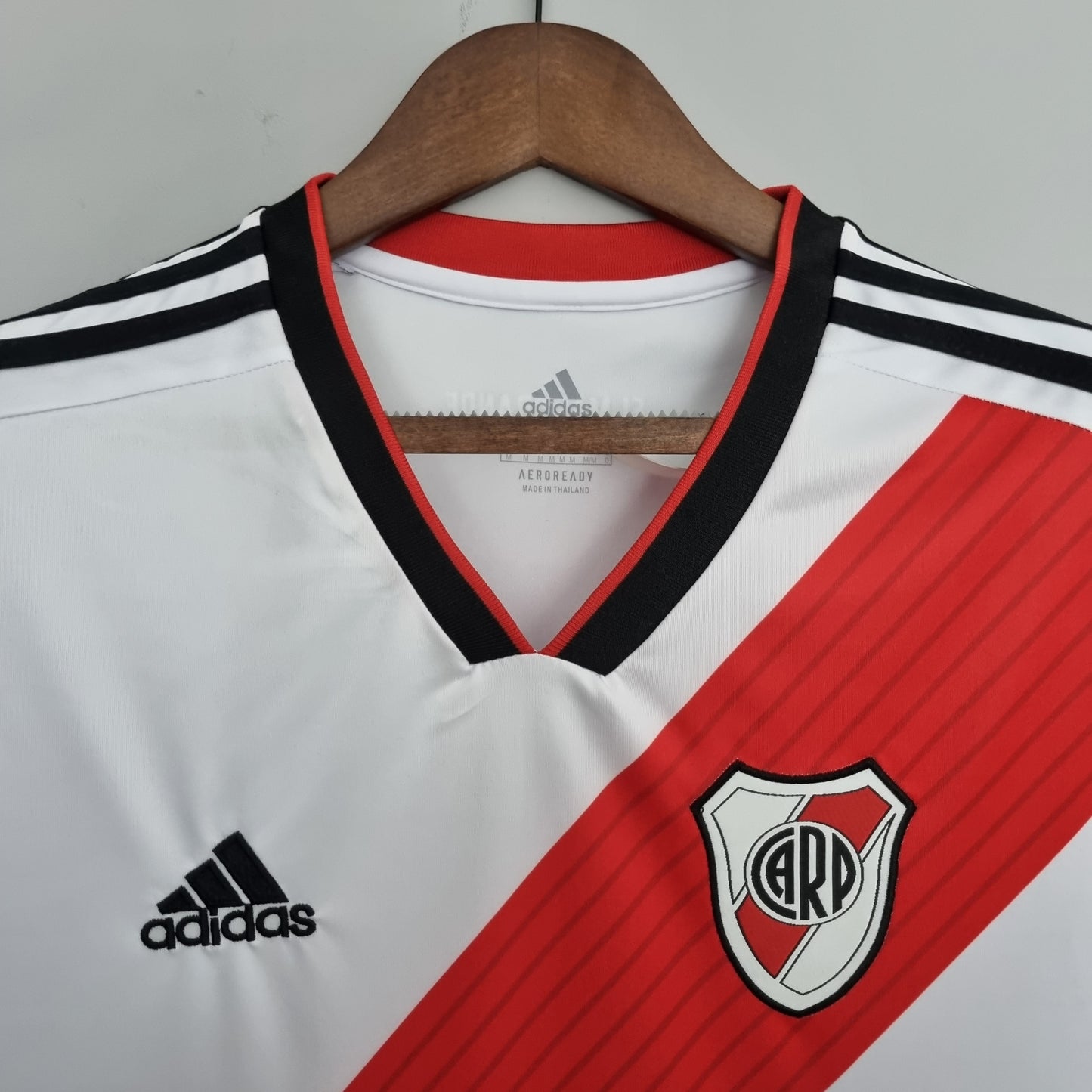 Camiseta de fútbol River Plate Adidas blanca con banda roja, exclusiva en Reino del Futbol