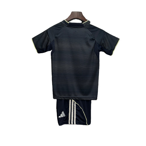 Camiseta y short de fútbol negro con detalles dorados, exclusivos en Reino del Futbol