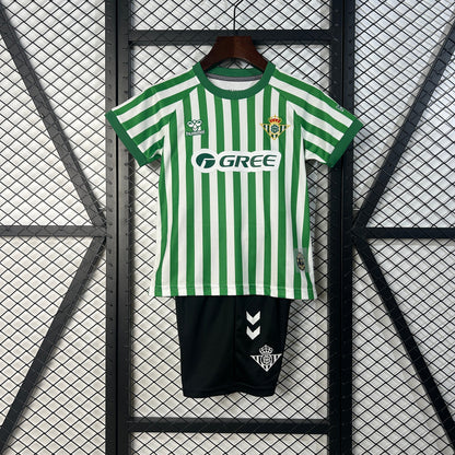 CAMISETA Y PANTALÓN CORTO NIÑO REAL BETIS 25/26 FINAL UEFA CONFERENCE LEAGUE