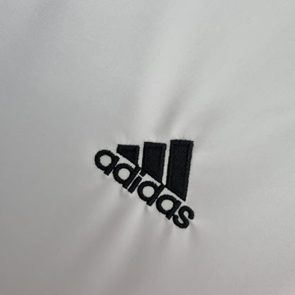 Detalle de camiseta de fútbol europea blanca con logo Adidas bordado, Reino del Futbol