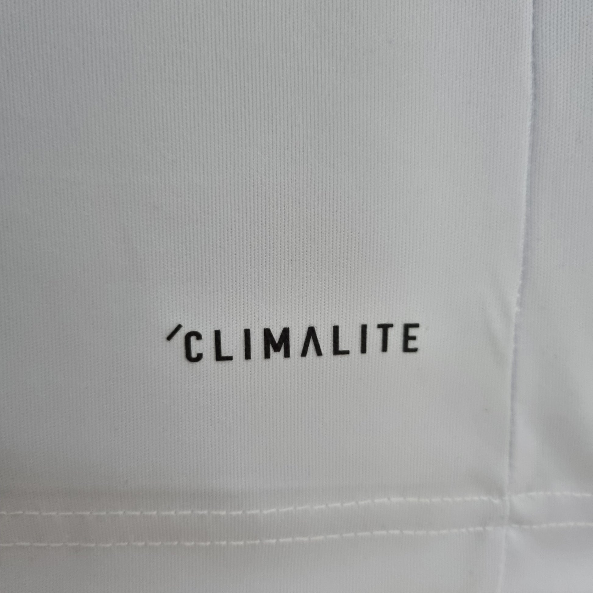 Detalle de tejido blanco Climalite en camiseta de fútbol europea exclusiva, Reino del Futbol
