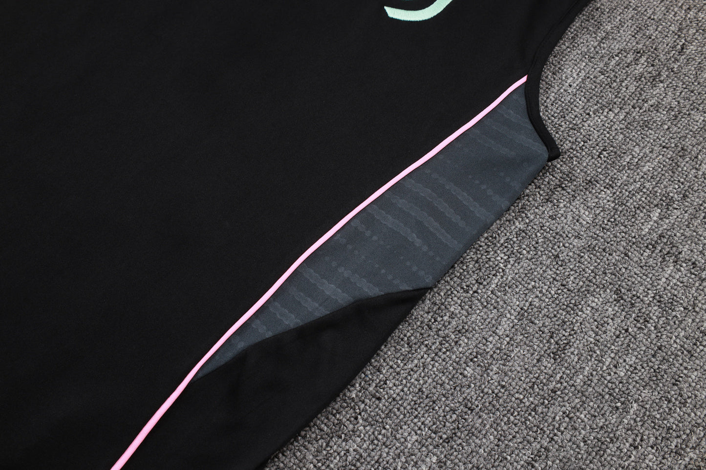 CAMISETA Y PANTALÓN CORTO ENTRENAMIENTO JUVENTUS 25/26