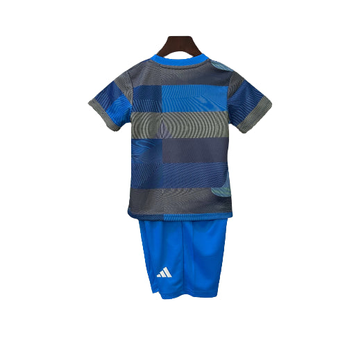 Conjunto infantil de camiseta y shorts de fútbol azul Adidas, fondo blanco, Reino del Futbol