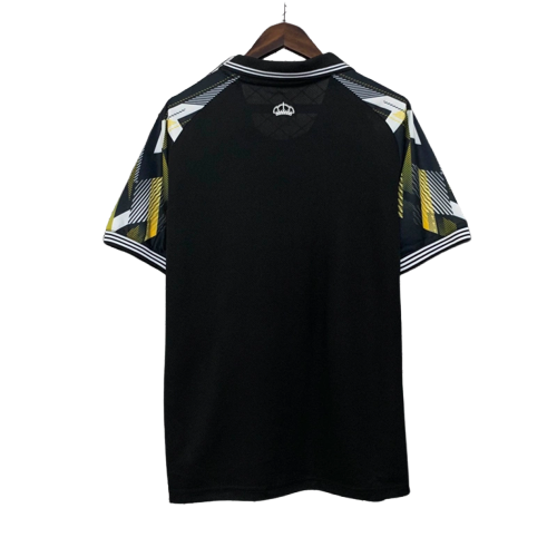 Camiseta de fútbol europea negra con mangas geométricas, exclusiva de Reino del Futbol.
