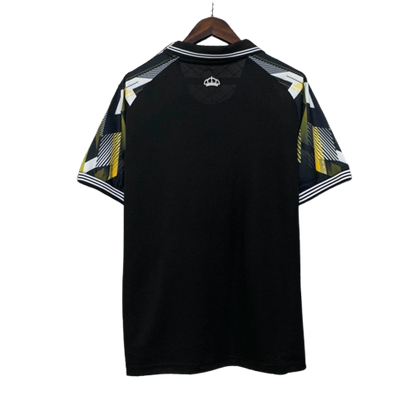 Camiseta de fútbol europea negra con mangas geométricas, exclusiva de Reino del Futbol.