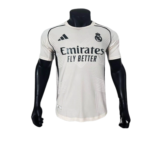 Camiseta Real Madrid blanca original, exhibida en maniquí negro, tienda Reino del Futbol