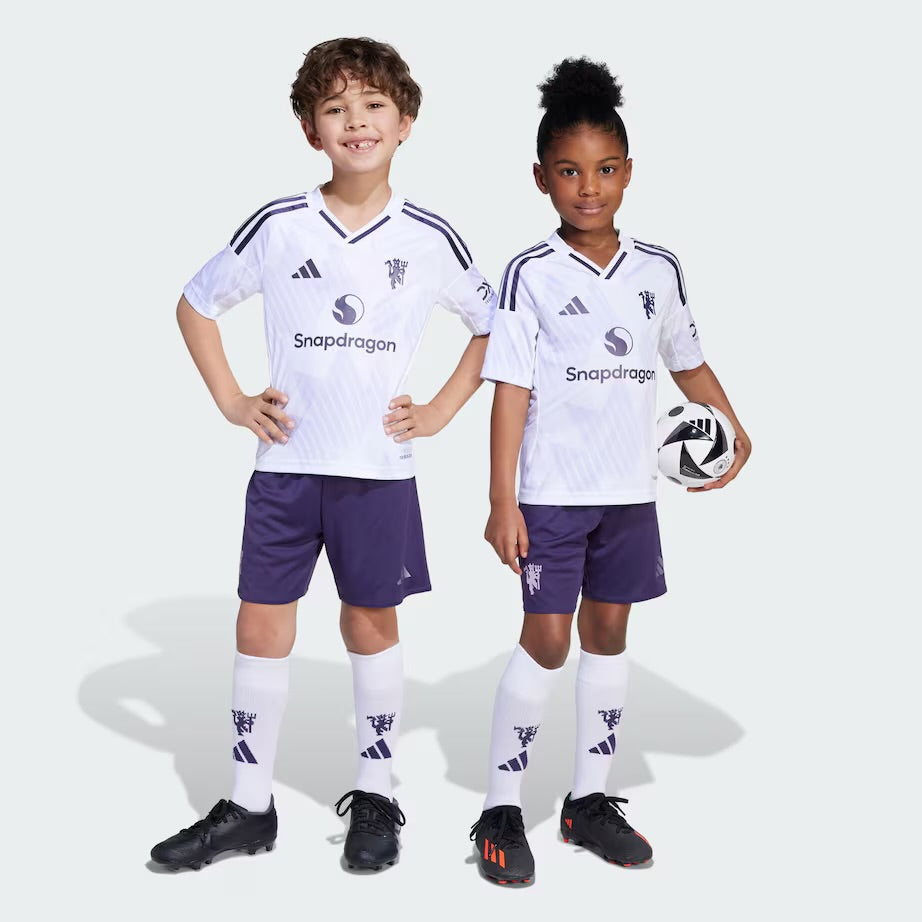 CAMISETA Y PANTALONES CORTOS PARA NIÑO MANCHESTER UNITED AWAY 25/26 - CON MEDIAS