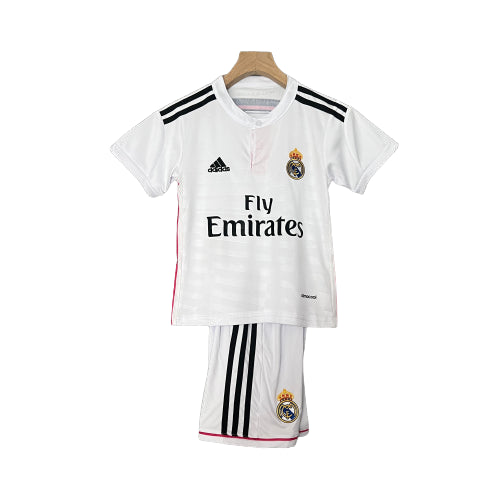 Conjunto de camiseta y pantalón blanco de fútbol Real Madrid, edición para niños, disponible en Reino del Futbol.