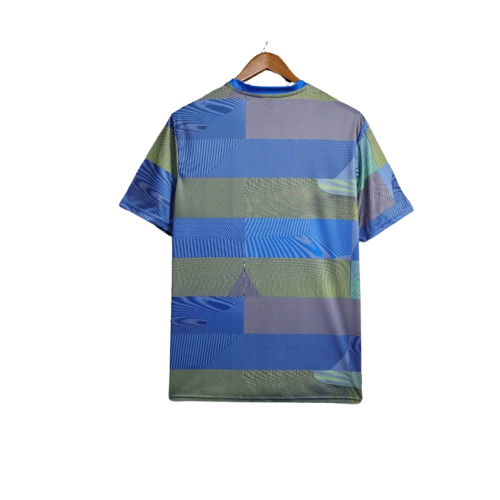 Camiseta de fútbol europea azul y verde exclusiva, exhibida en percha, Reino del Futbol