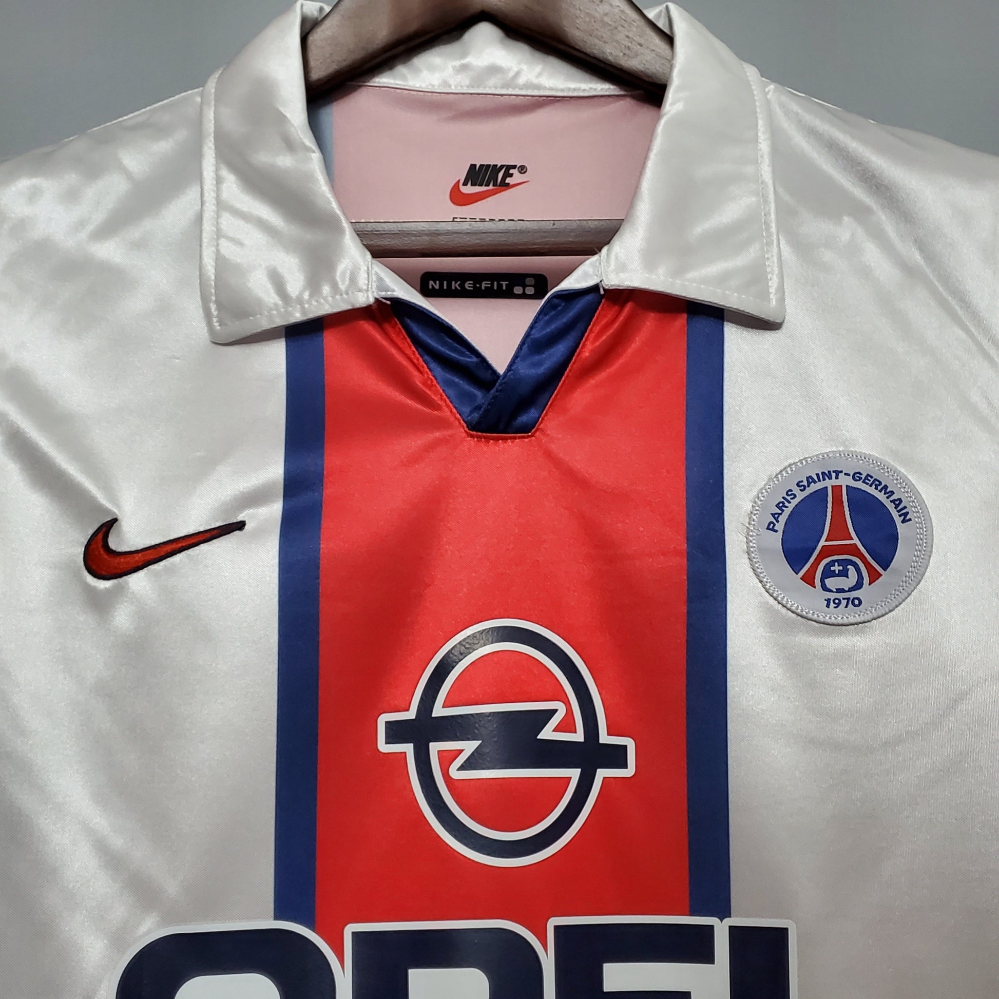 Camiseta PSG vintage blanca y roja Nike con logo Opel y escudo Paris Saint-Germain