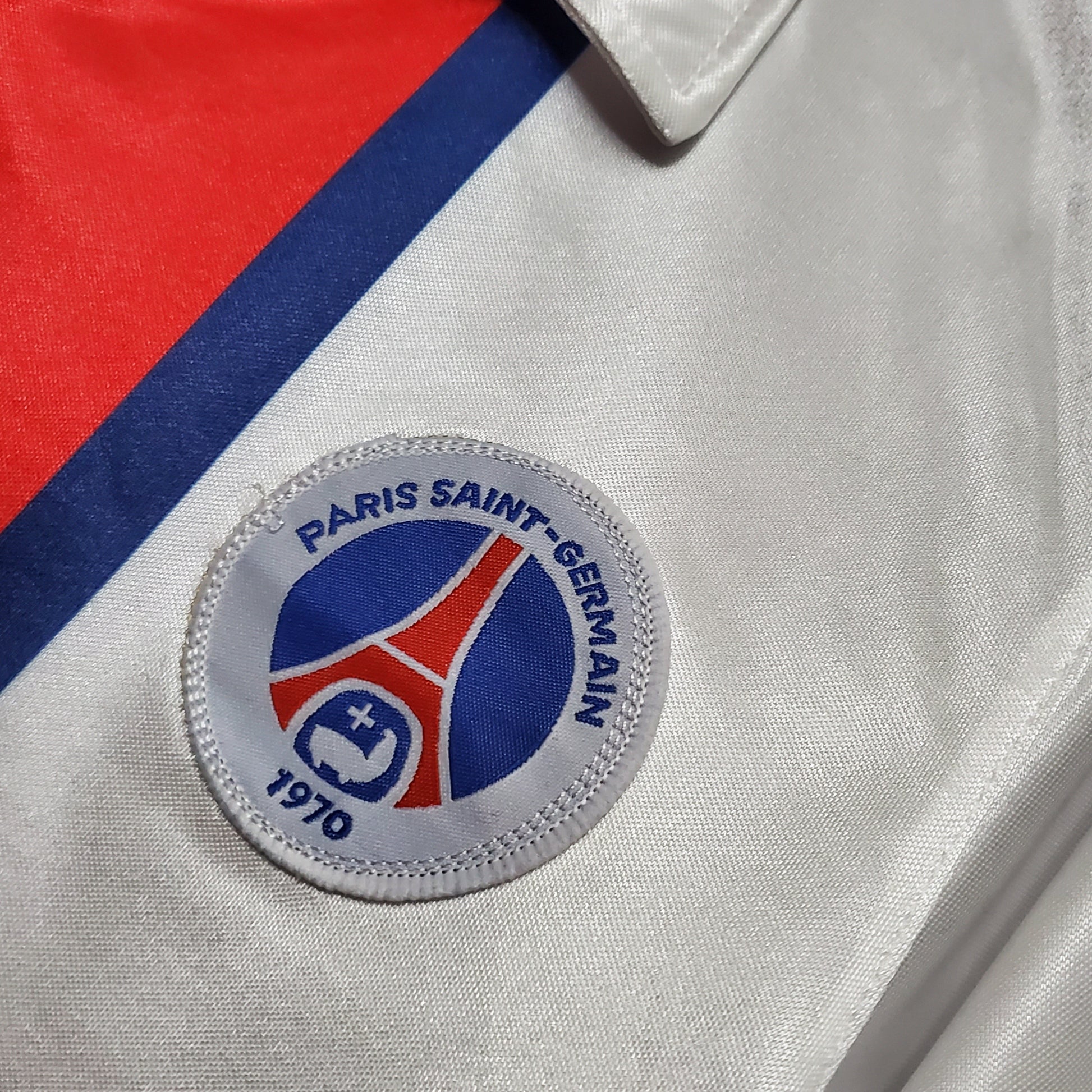 Camiseta blanca de fútbol Paris Saint-Germain 1970, detalle escudo clásico, edición especial