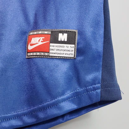 Etiqueta Nike Team Sports en camiseta de fútbol azul, Reino del Futbol, talla M