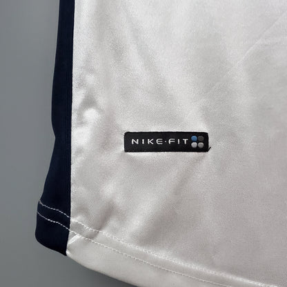 Detalle camiseta de fútbol europea Nike-Fit blanca con borde azul, Reino del Futbol