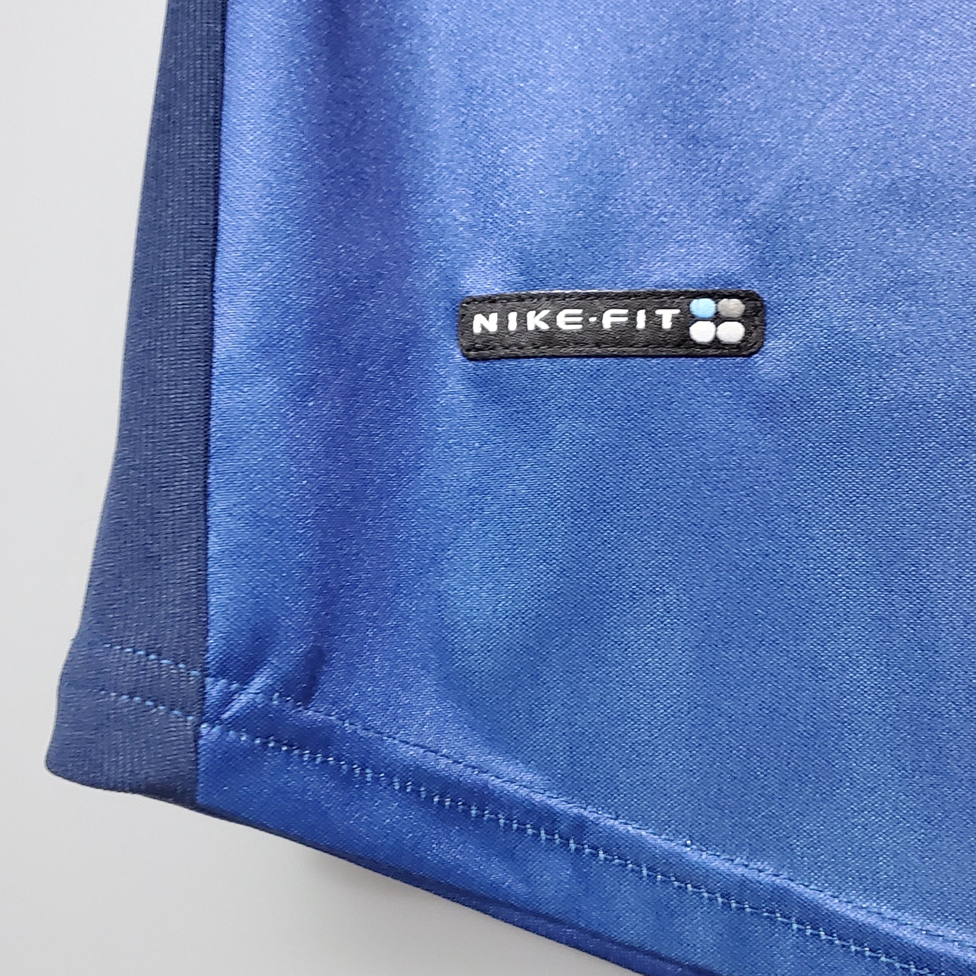 Detalle de camiseta de fútbol azul Nike-Fit, exclusiva de Reino del Futbol online.
