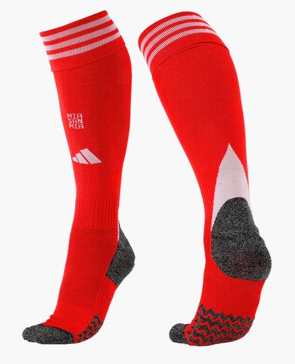 CAMISETA Y PANTALONES CORTOS PARA NIÑOS BAYERN DE MÚNICH HOME 25/26 - CON MEDIAS