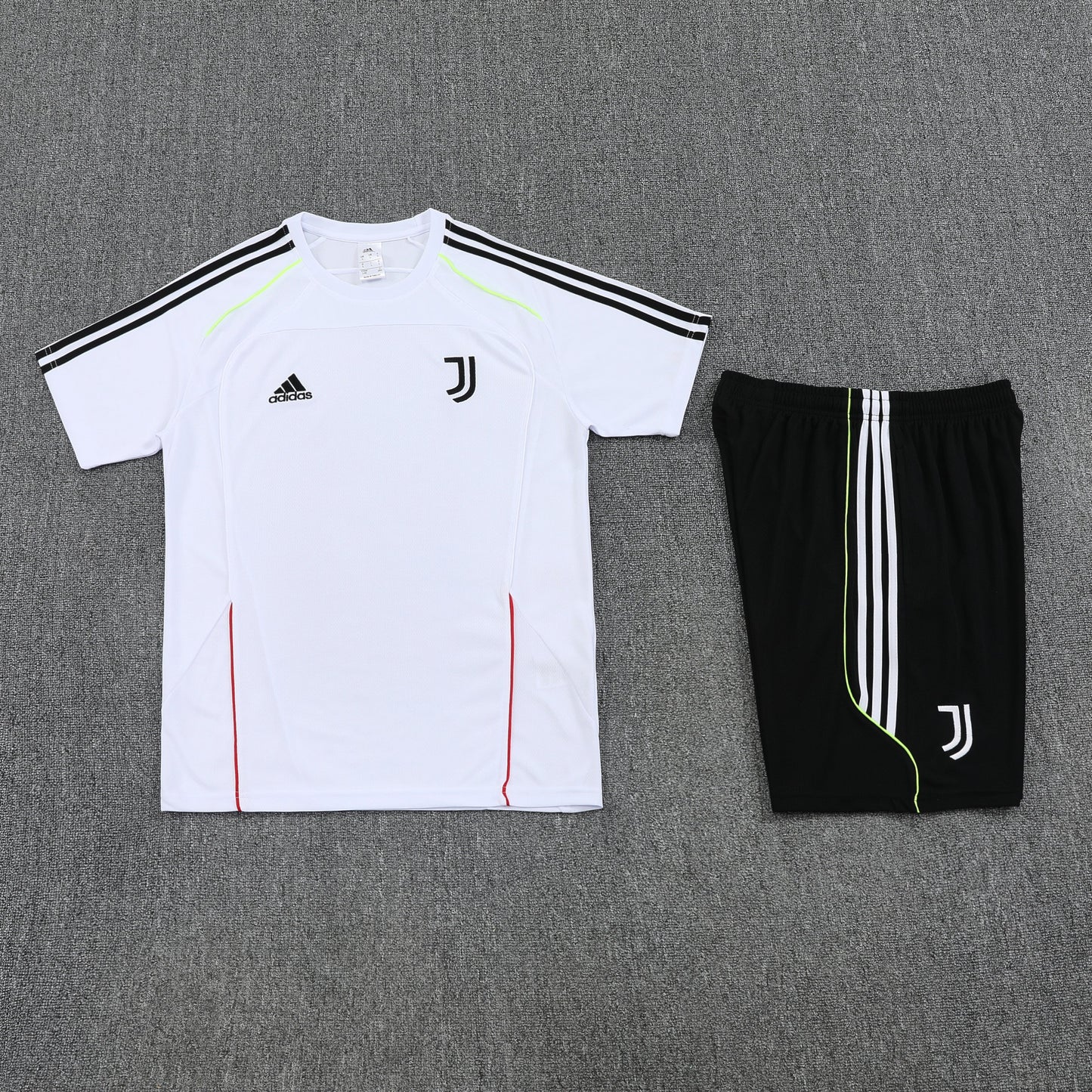 CAMISETA Y PANTALÓN CORTO ENTRENAMIENTO JUVENTUS 25/26