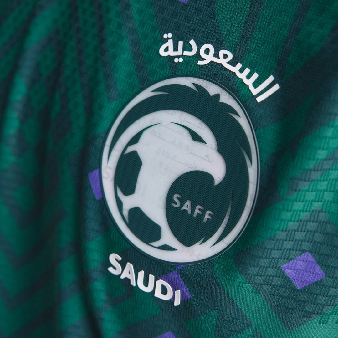 Detalle del escudo de Arabia Saudita en camiseta de futbol verde, Reino del Futbol