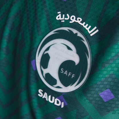 Detalle del escudo de Arabia Saudita en camiseta de futbol verde, Reino del Futbol