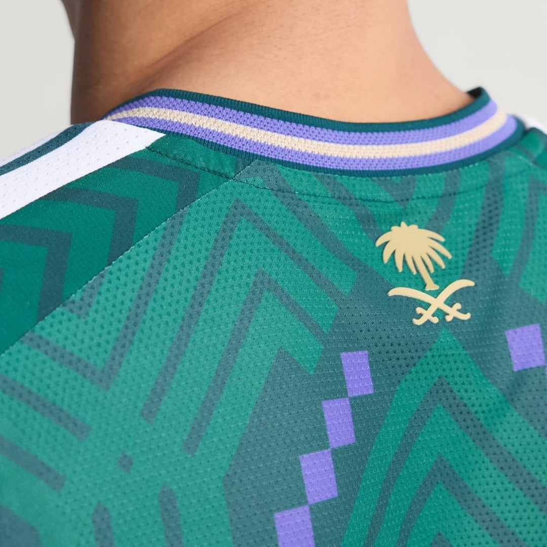 Camiseta verde selección Arabia Saudita detalles dorados y patrón geométrico, Reino del Futbol