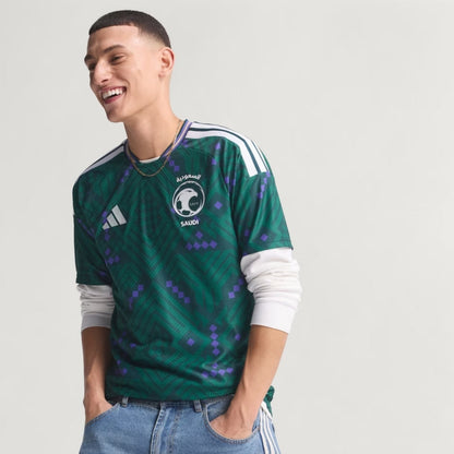 Joven con camiseta verde de Arabia Saudita 2026, temática fútbol, Reino del Futbol