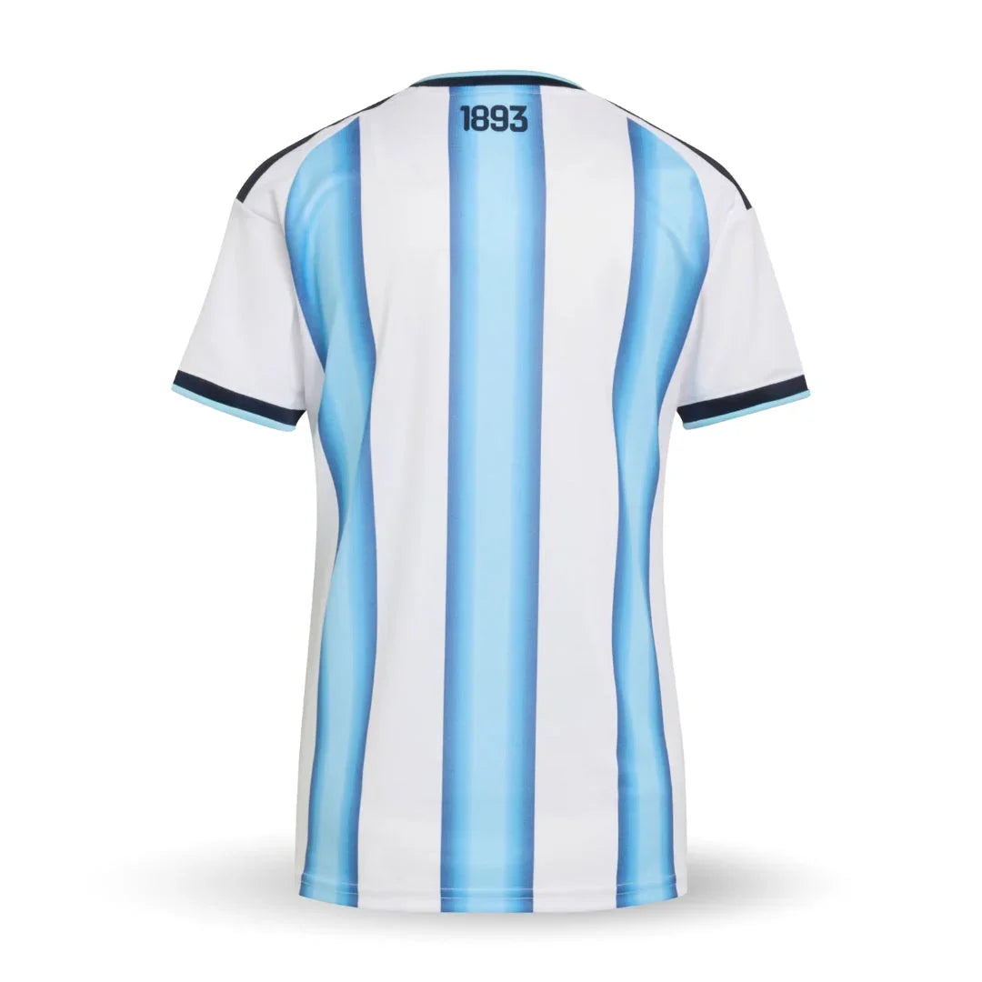 Camiseta Argentina 2026 mundial fútbol mujer, rayas celestes y blancas, detalle '1893'.
