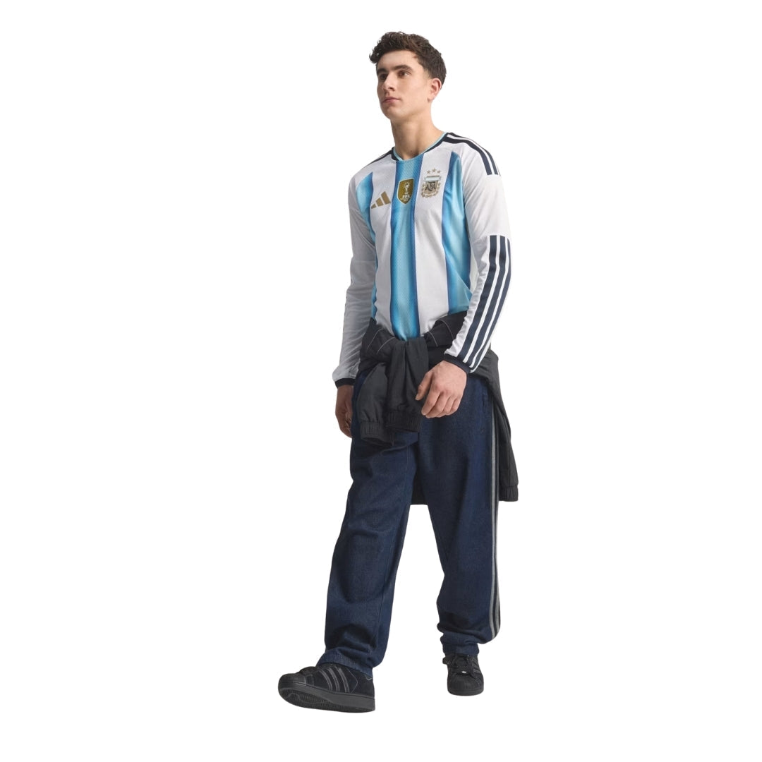 Camiseta oficial Argentina 2026 manga larga, modelo masculino, Reino del Futbol