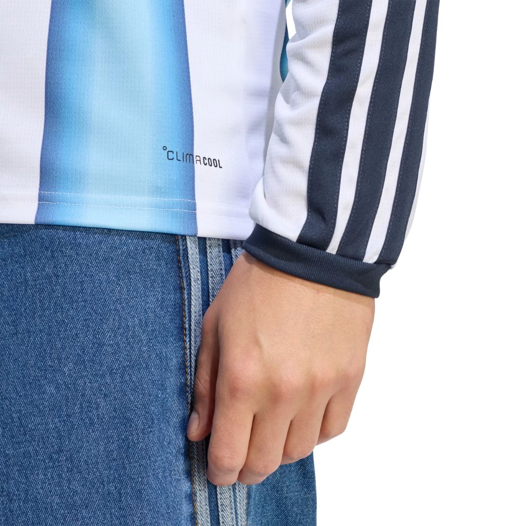 Detalle de camiseta Argentina Mundial 2026 manga larga, rayas azules y jeans, Reino del Futbol