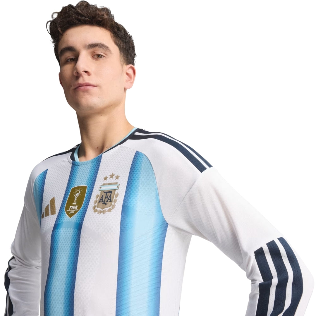 Camiseta Argentina local manga larga Mundial 2026, escudo AFA y logo FIFA, Reino del Futbol