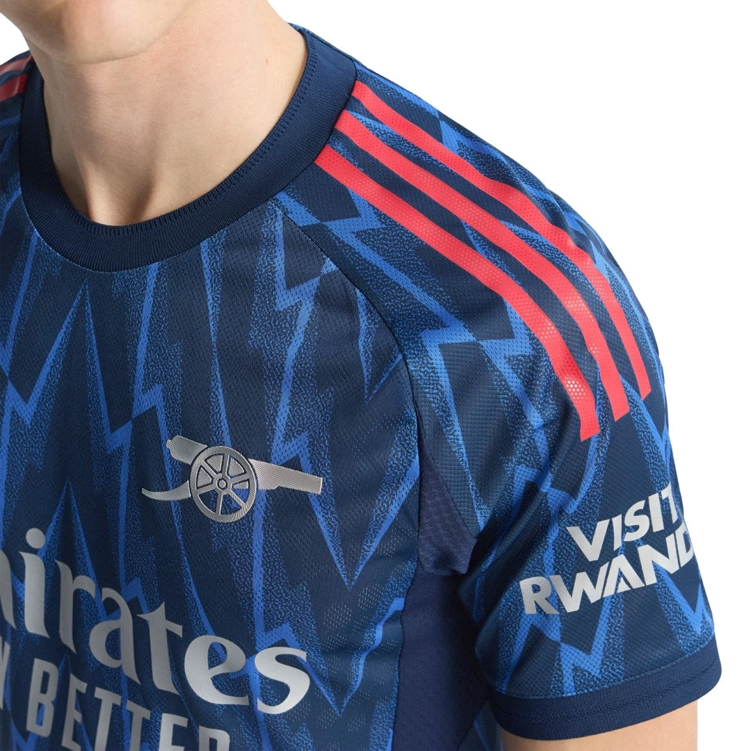 Camiseta Arsenal 25/26 visitante azul con rayos, logo y detalles rojos, Reino del Futbol.