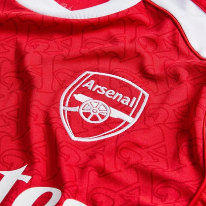 Camiseta local Arsenal 2025/2026 roja con escudo bordado, detalle para Reino del Futbol