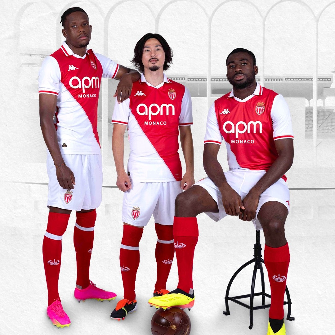 Jugadores con la camiseta AS Monaco 2024/25 local, fondo claro, Reino del Futbol.
