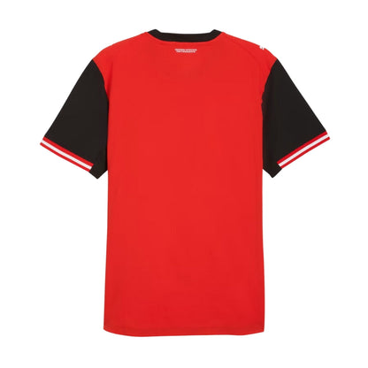Camiseta de fútbol roja con mangas negras y detalles blancos, Reino del Futbol Austria.