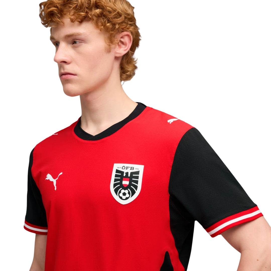 Camiseta Austria 2026 Puma roja y negra con escudo ÖFB, modelo masculino, Reino del Futbol