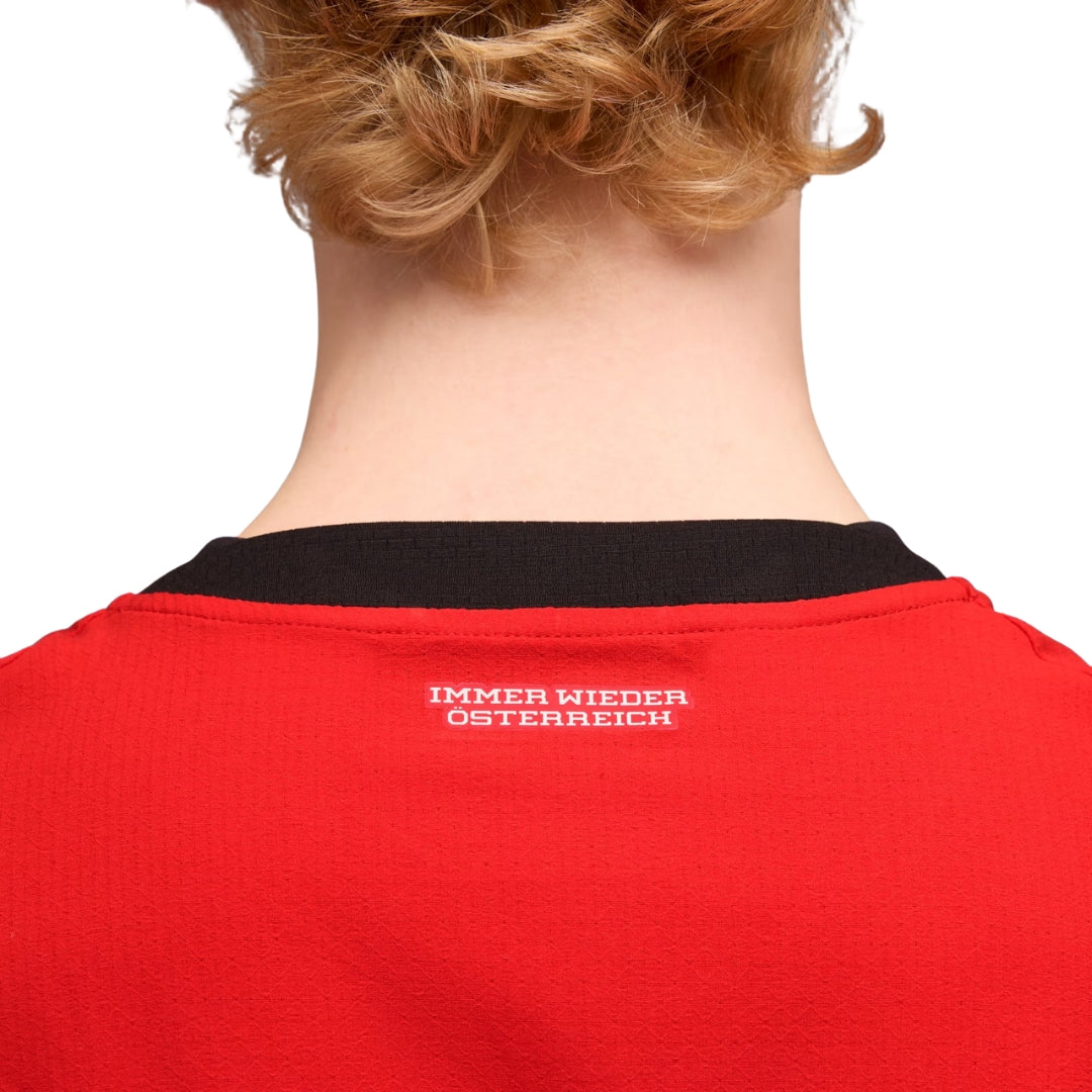 Detalle de camiseta de fútbol Austria roja con frase 'Immer Wieder Österreich', Reino del Futbol