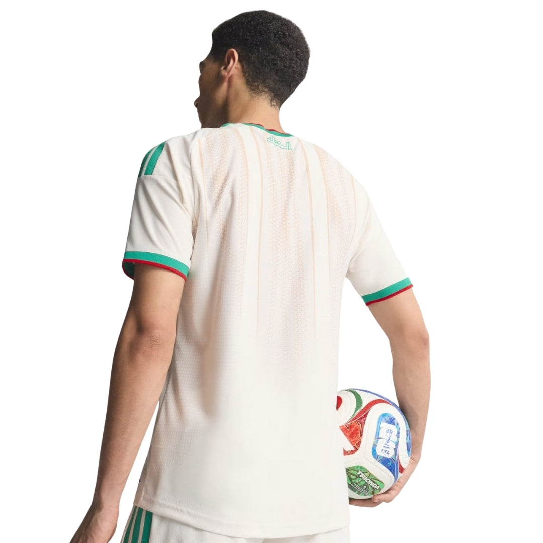 Jugador de fútbol con camiseta blanca de Argelia y balón oficial del Mundial, fondo blanco.